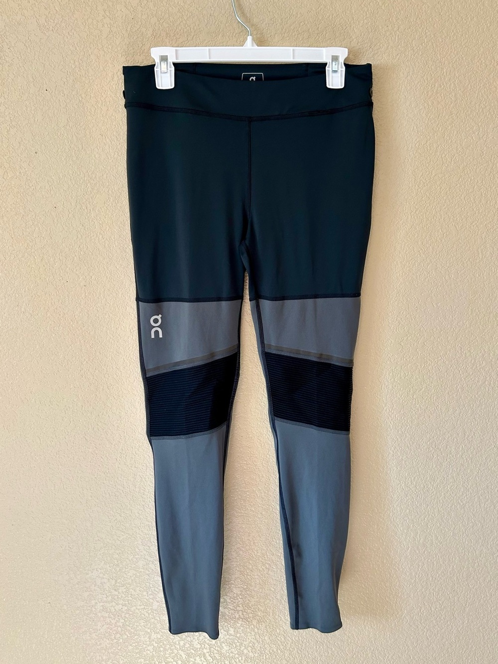 On Running Black Long Men's Tights - Swiss Engineering Size L Long Oncloud Gym - Picture 2 of 10
